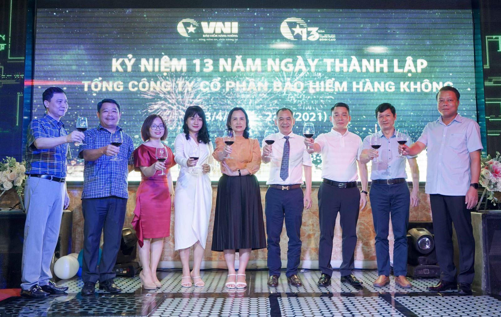 TƯNG BỪNG CÁC HOẠT ĐỘNG Ý NGHĨA KỶ NIỆM 13 NĂM THÀNH LẬP VNI
